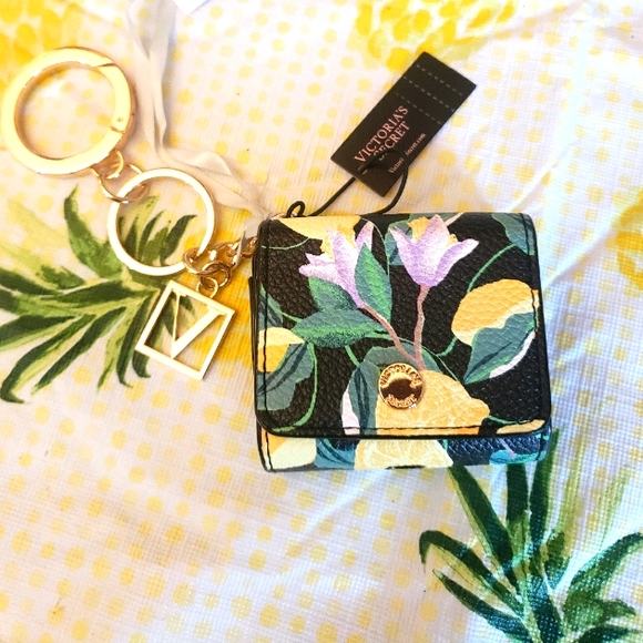 VICTORIA SECRET KEY CHAIN  EAR BUD FLORAL CASE NWT - Picture 1 of 6